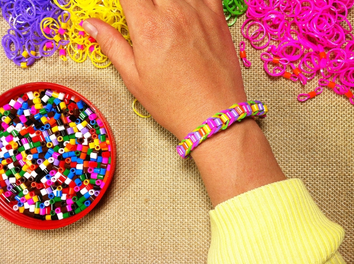 Cómo hacer pulseras con gomitas Rainbow Loom: los modelos más sencillos